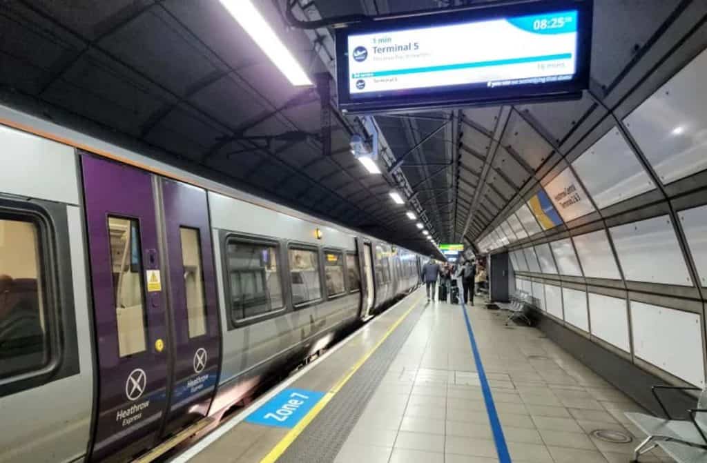 Save Money on UK Airport Transfers: A Heathrow Express train arriving at the station, providing a wallet-friendly airport transfer option in the UK.